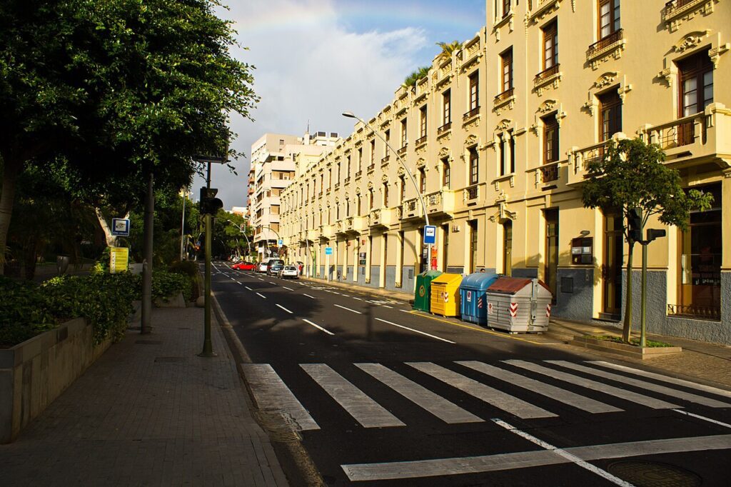 Calle Méndez Núñez, en Santa Cruz de Tenerife, uno de los límites de la futura Zona de Bajas Emisiones