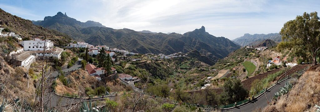 Vista del pueblo de Tejeda, en Gran Canaria, con el Roque Nublo al fondo