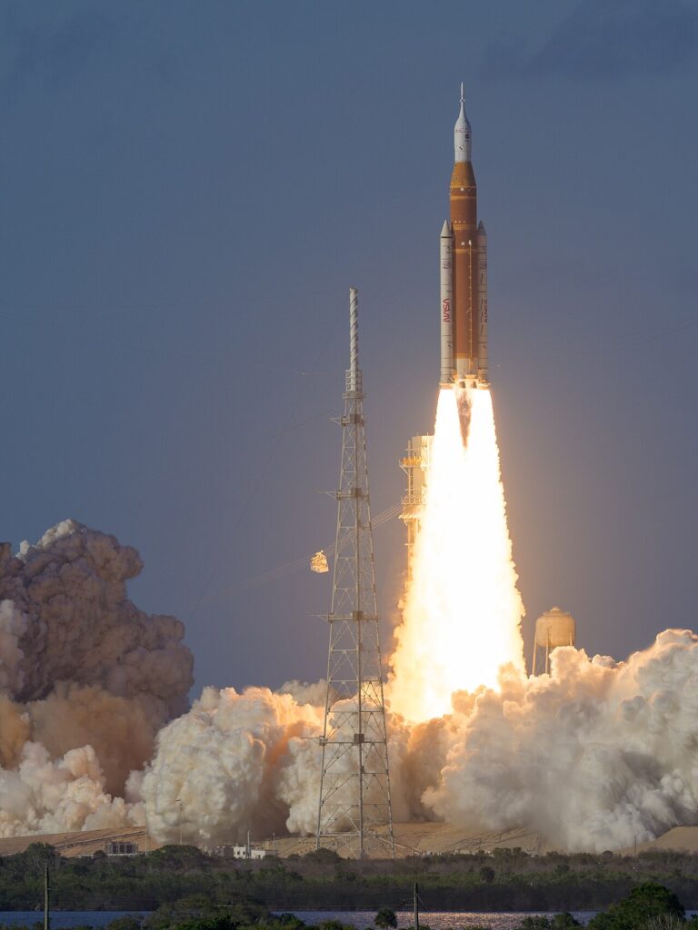 Lanzamiento del cohete SLS con la nave Orion de la misión Artemis II