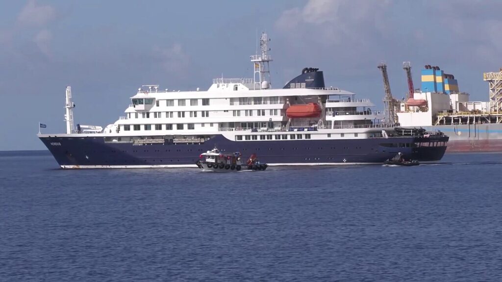 El MV Hondius, fondeado en el puerto de Granadilla el 10 de mayo de 2026