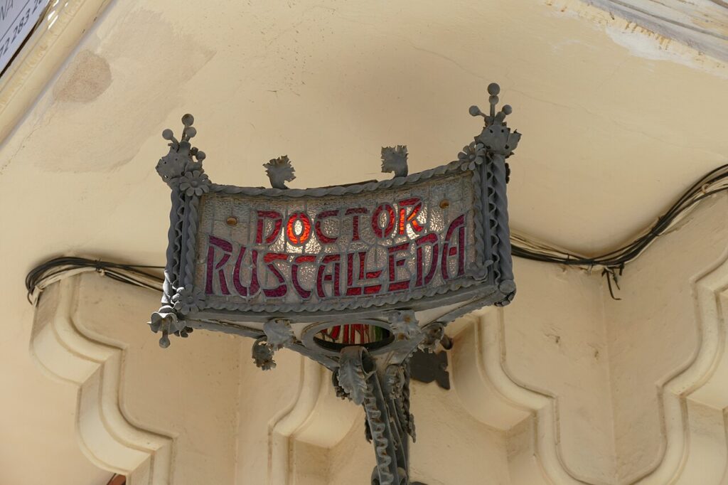 Fachada de una farmacia en Sant Feliu de Guíxols (Girona), en una imagen de archivo