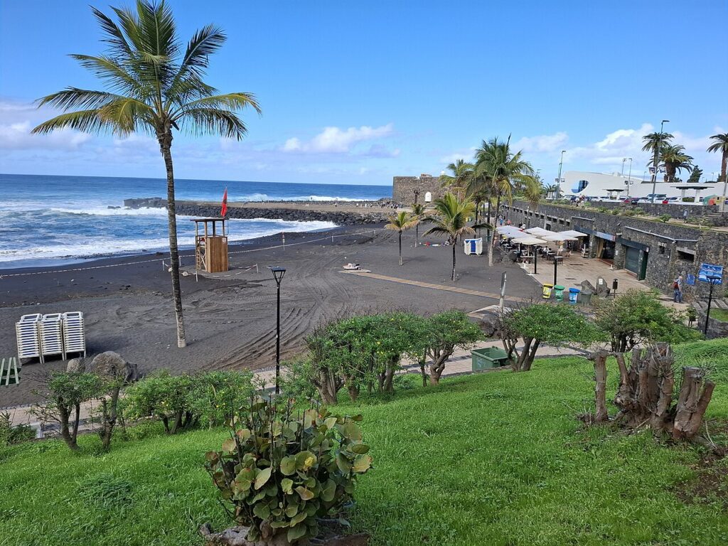 Playa Jardín y castillo de San Felipe, en el Puerto de la Cruz