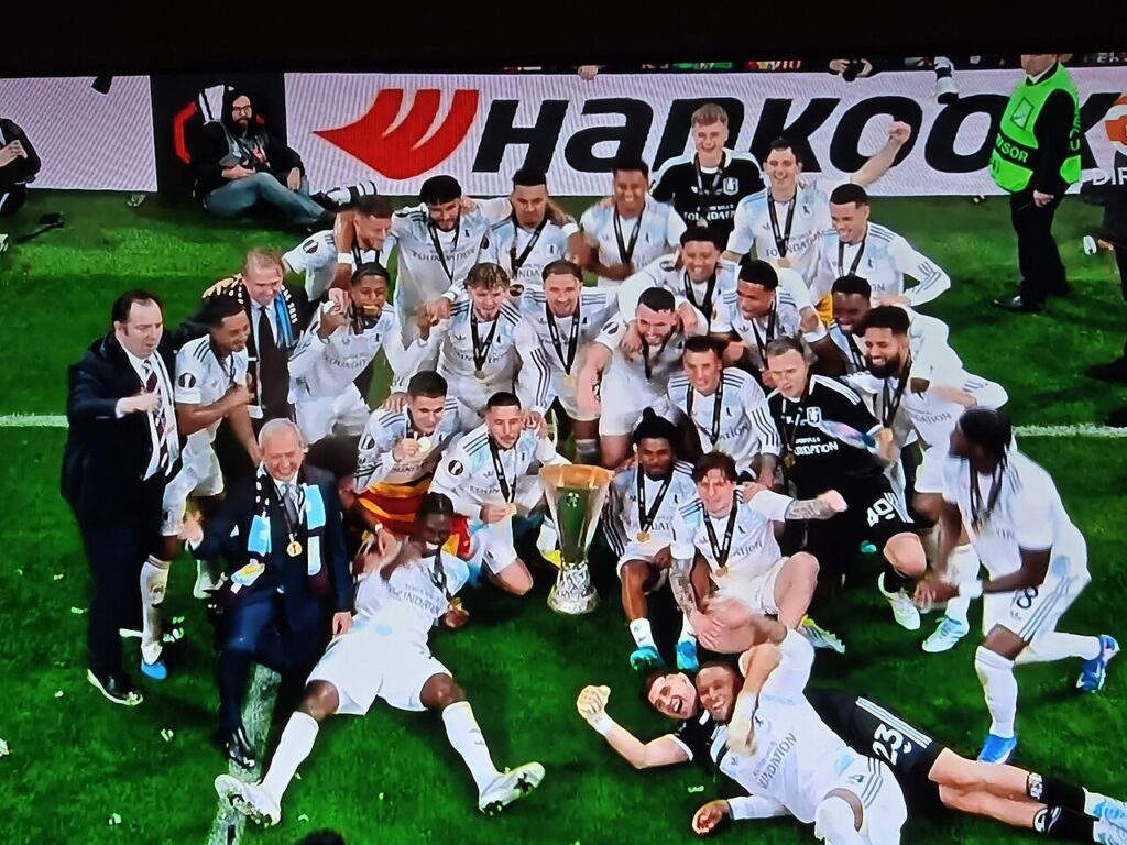 La plantilla del Aston Villa celebra el título de la Europa League en Estambul