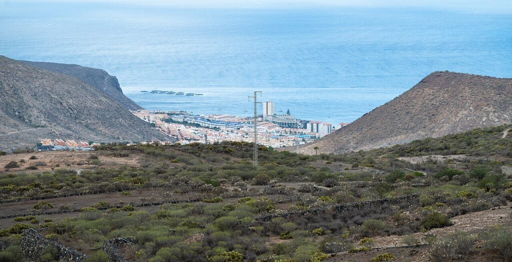 Vista de la bahía de Los Cristianos, en el municipio de Arona (Tenerife)