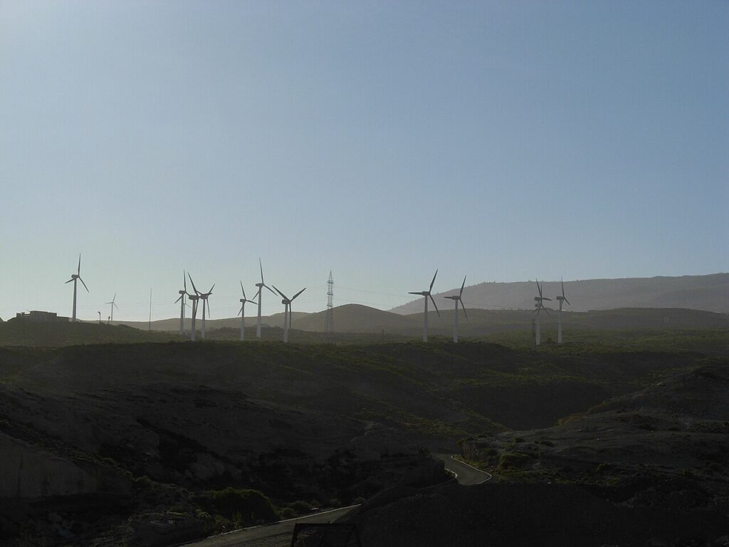 Aerogeneradores vistos desde la autopista del Sur de Tenerife