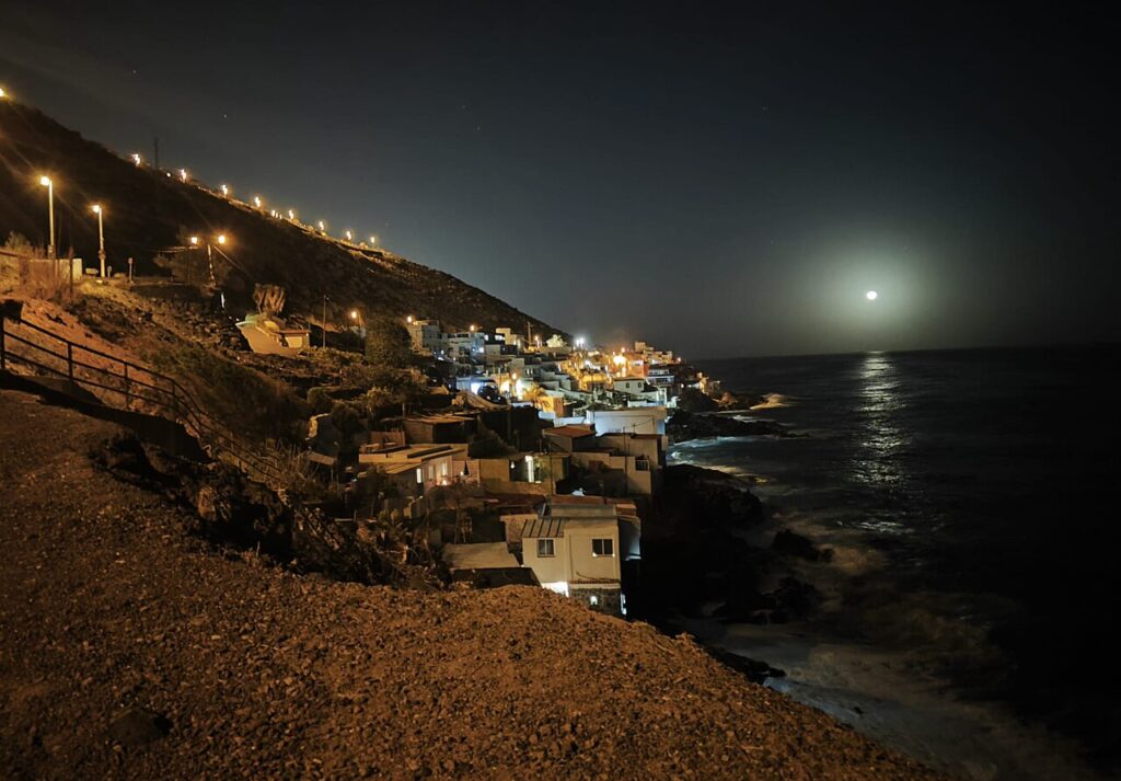 Boca Cangrejo, en el municipio de El Rosario (Tenerife), de noche