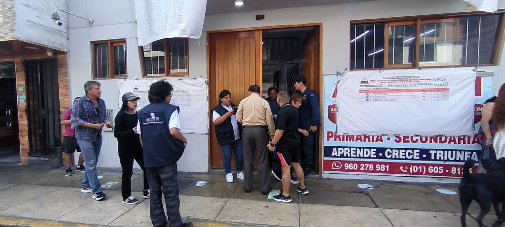 Personal de la ONPE orienta a votantes en el Callao durante la primera vuelta de las elecciones peruanas de 2026