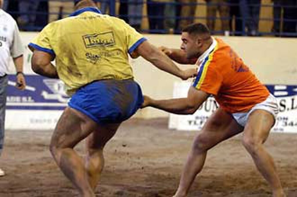Una agarrada de lucha canaria en un terrero