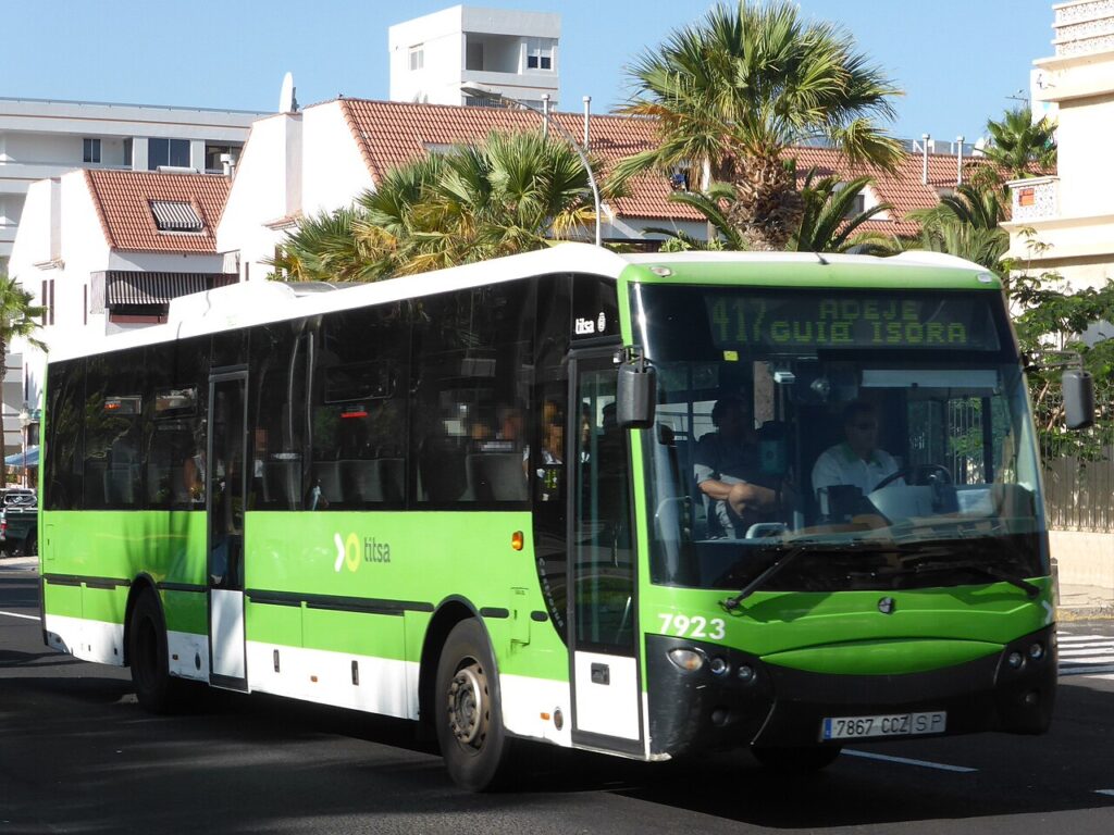 Una guagua de Titsa en Playa de las Américas (Tenerife)