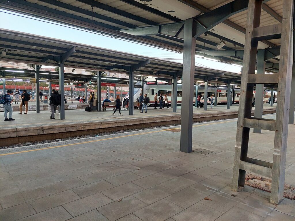 Un tren de Media Distancia de Renfe en la estación de Leganés (Madrid)