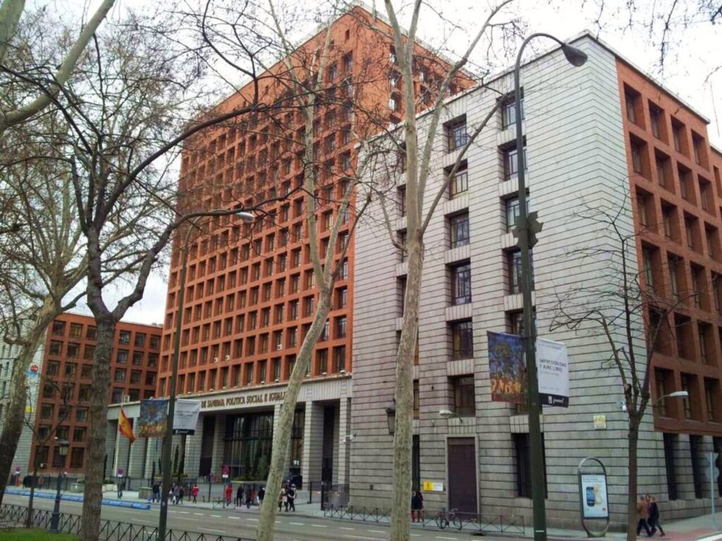 Fachada del Ministerio de Sanidad, en el paseo del Prado de Madrid
