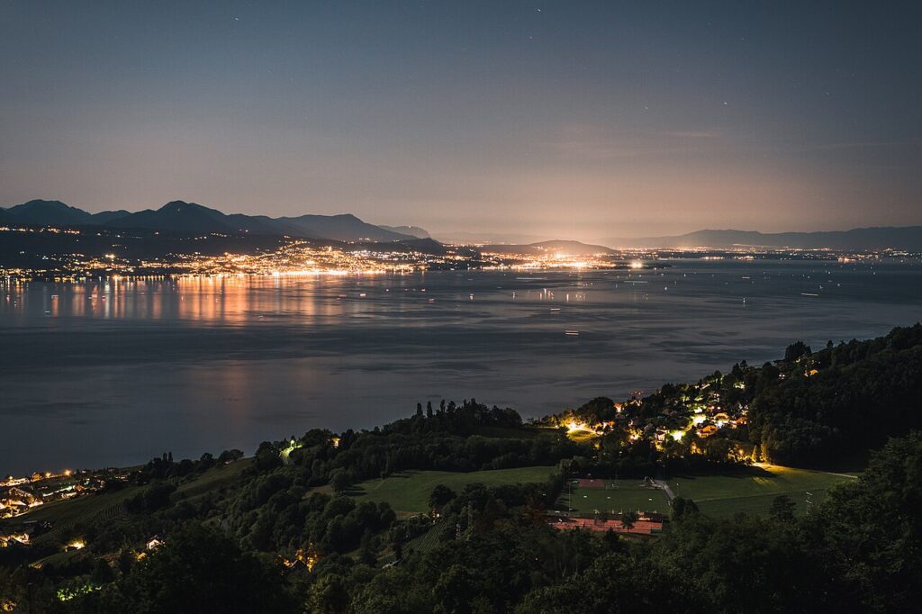 Vista nocturna de Évian-les-Bains, a orillas del lago Lemán