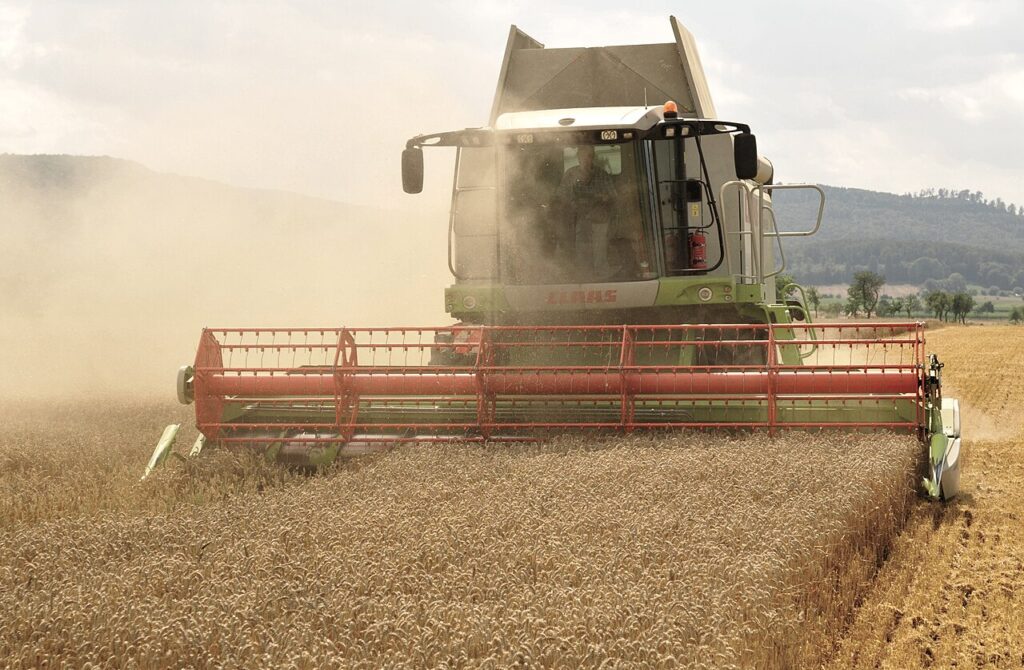 Cosechadora trabajando en un campo de trigo