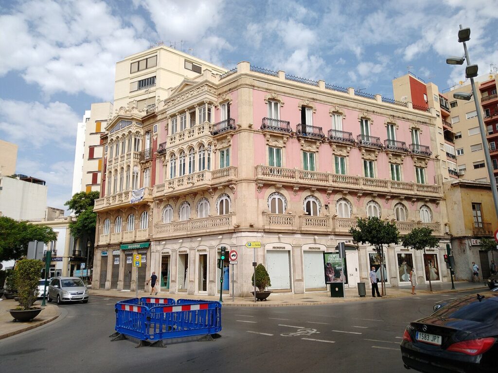 Edificio de viviendas en una ciudad española