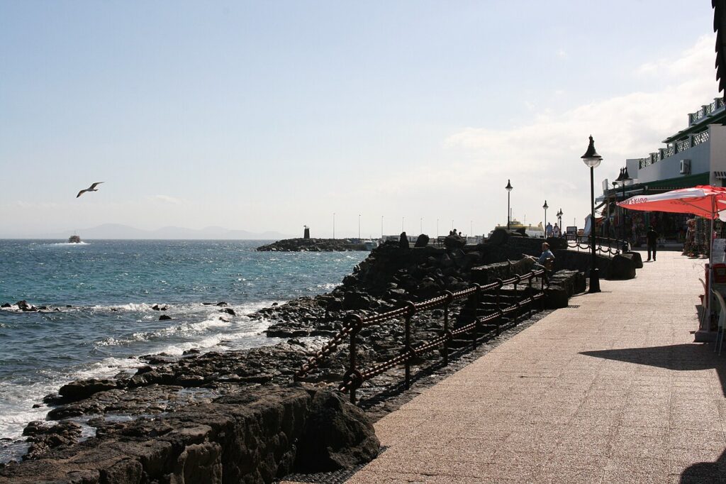 Avenida Marítima de Playa Blanca, en Yaiza