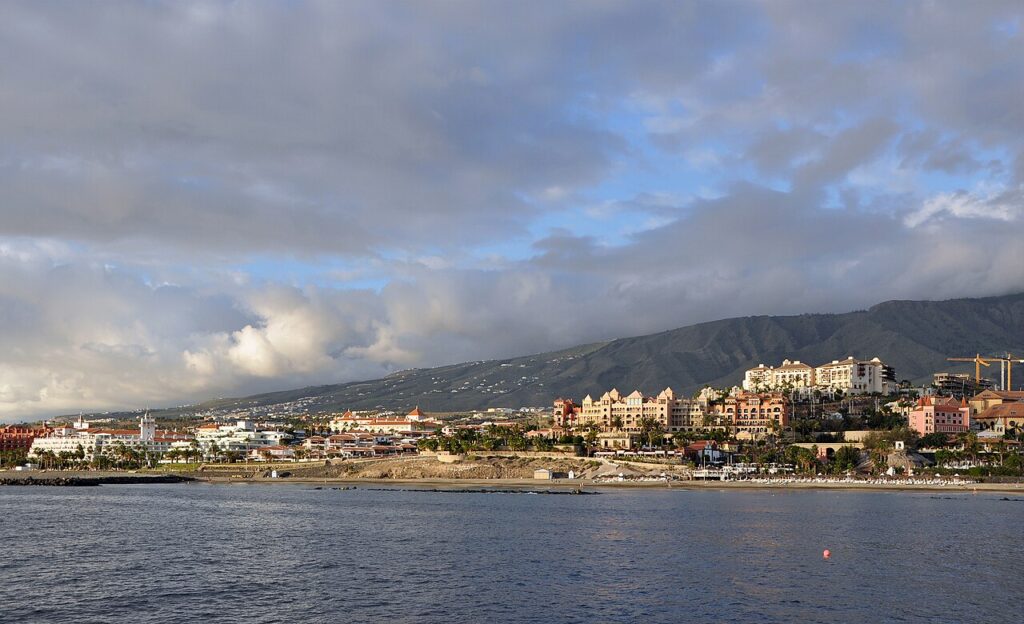 Costa de Adeje (Tenerife) vista desde el mar