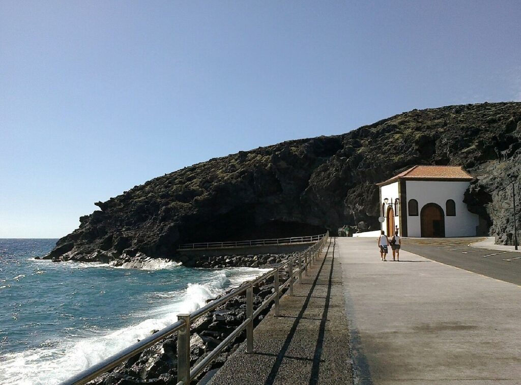 Ermita en la punta de San Blas, en Candelaria (Tenerife)