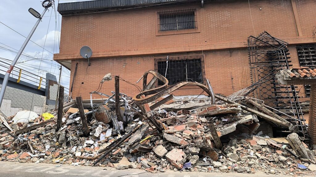 Restos de un edificio derrumbado en Catia La Mar (Venezuela) tras los terremotos de junio de 2026