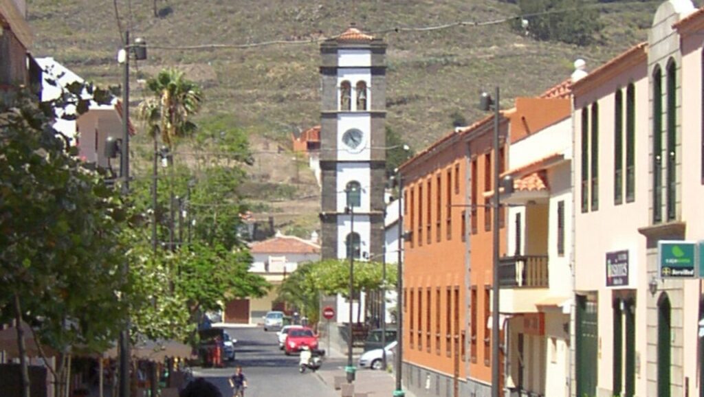 Vista de Tegueste (Tenerife) con su iglesia