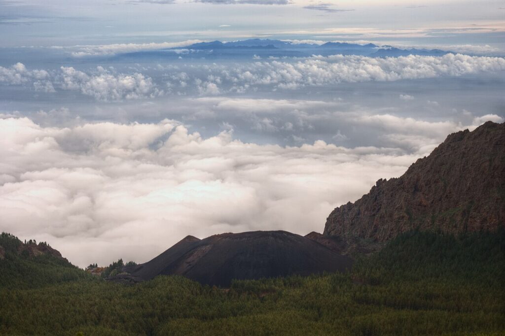 Volcán de Arafo, en Tenerife, con Gran Canaria al fondo