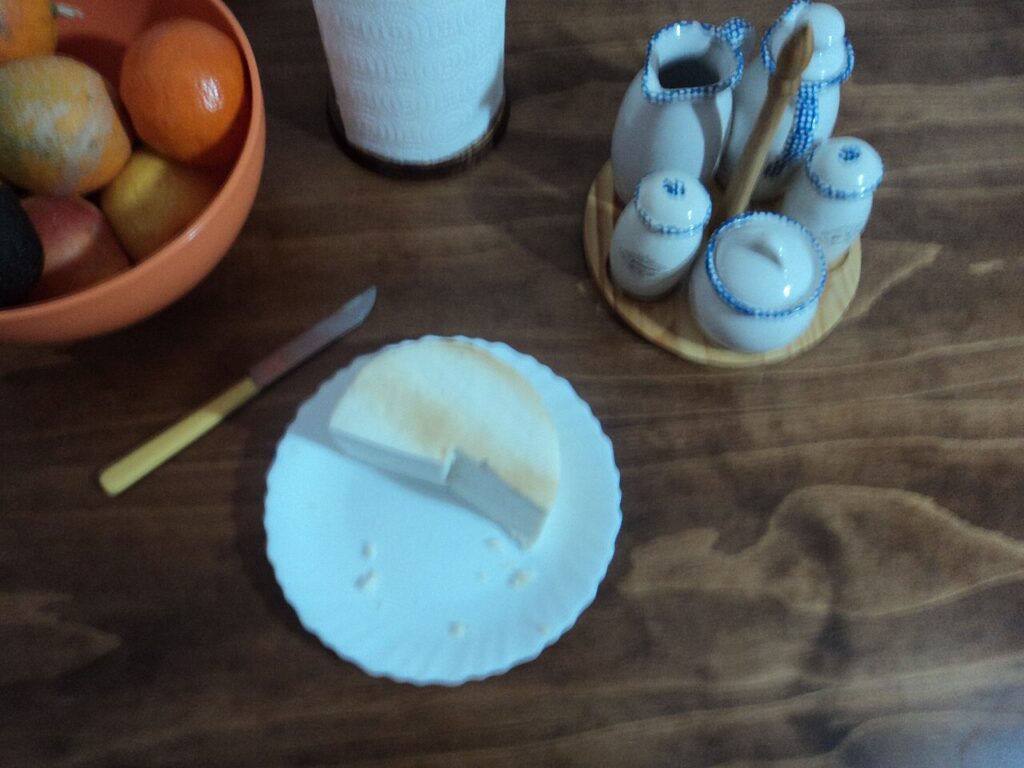 Queso canario de cabra cortado sobre una mesa