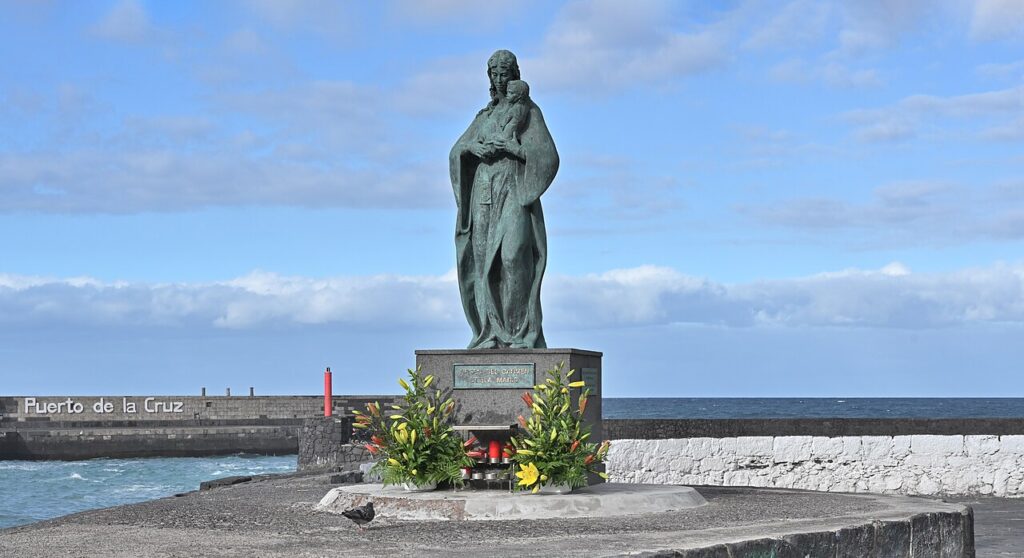 Escultura de la Virgen del Carmen junto al puerto de Puerto de la Cruz
