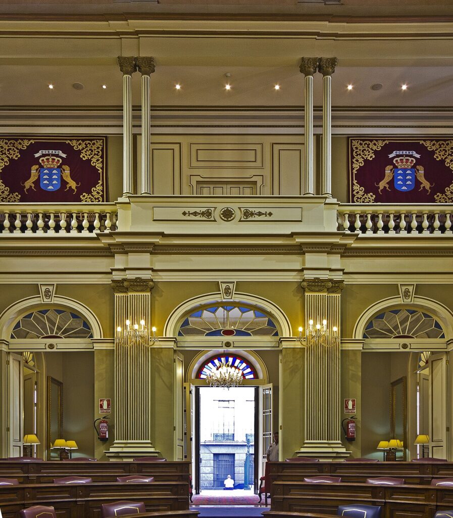 Salón de plenos del Parlamento de Canarias, en Santa Cruz de Tenerife