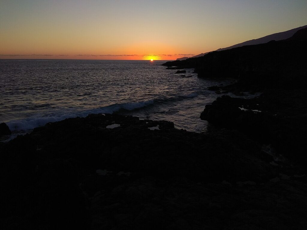 Puesta de sol sobre el Mar de las Calmas, en El Hierro