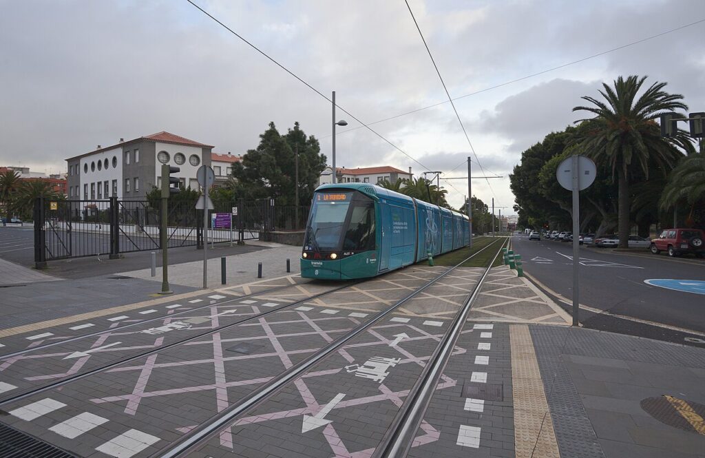 Tranvía de Tenerife a su paso por San Cristóbal de La Laguna