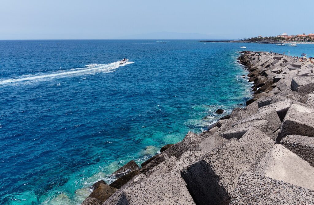 Playa de Los Cristianos, en Arona, vista desde el puerto