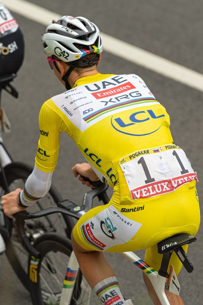 Tadej Pogačar con el maillot amarillo en el Tour de Francia de 2025