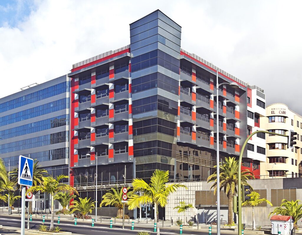 Edificio de la Administración Tributaria Canaria en Santa Cruz de Tenerife