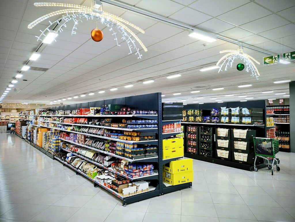 Interior de un supermercado en Solares (Cantabria)