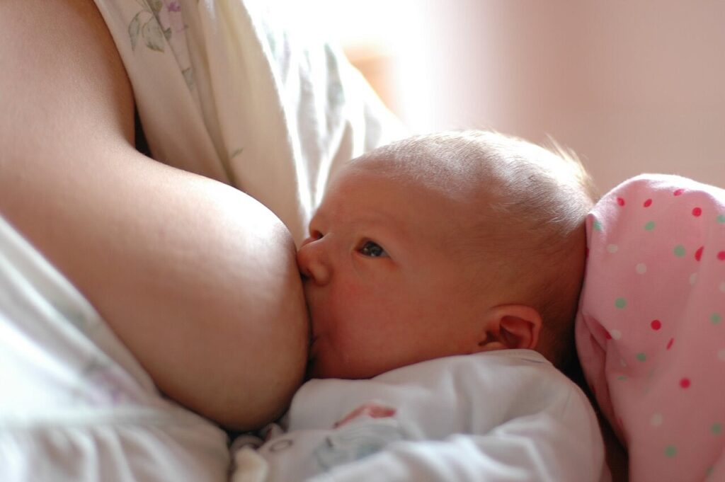 Una madre amamanta a su bebé