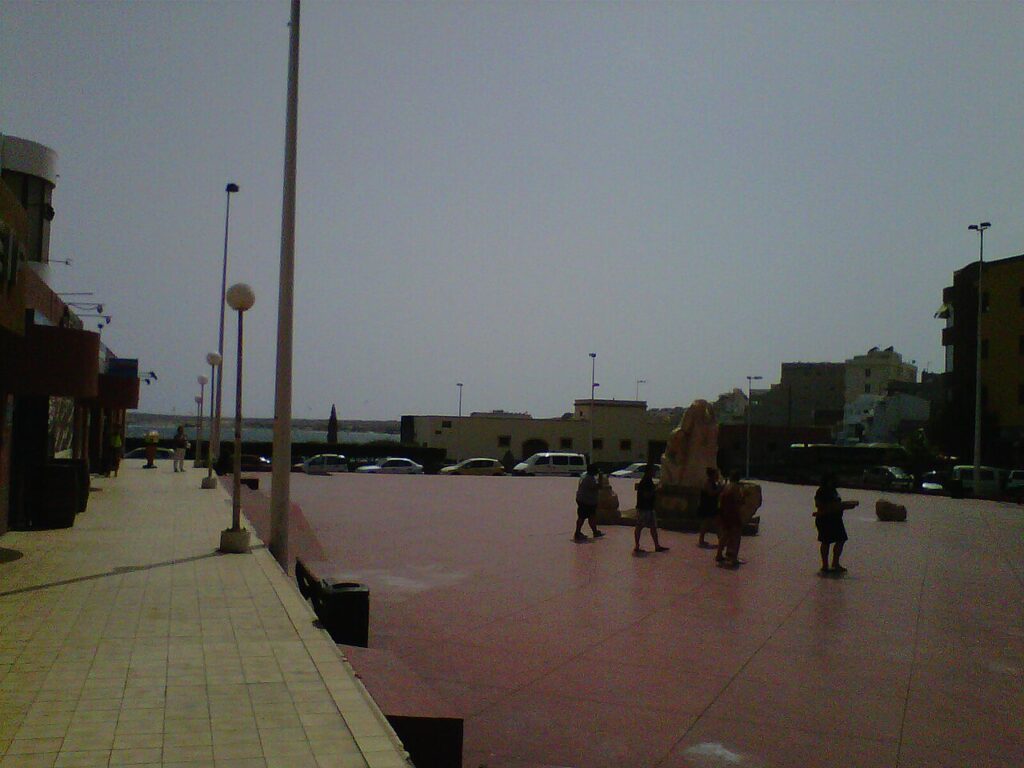 Plaza junto al paseo de El Médano, en Granadilla de Abona