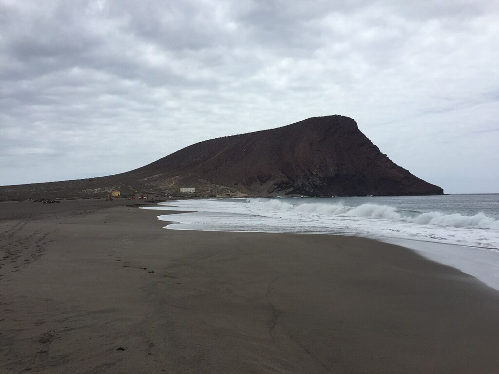 Montaña Roja vista desde la playa de La Tejita, en Granadilla de Abona