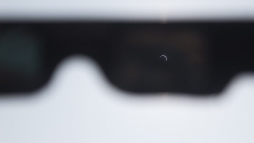 Eclipse parcial de sol visto a través de unas gafas de protección, en una imagen de archivo