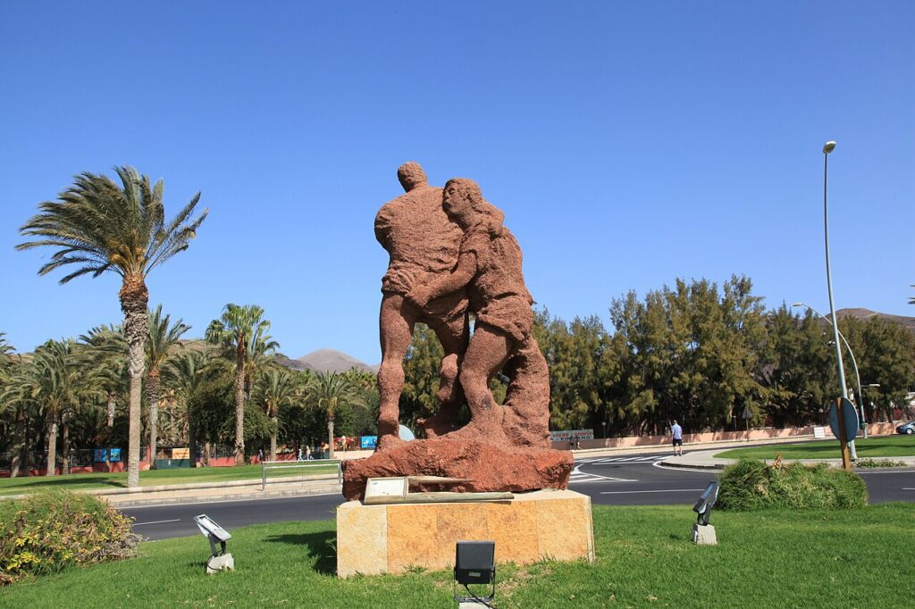 Escultura de homenaje a la lucha canaria