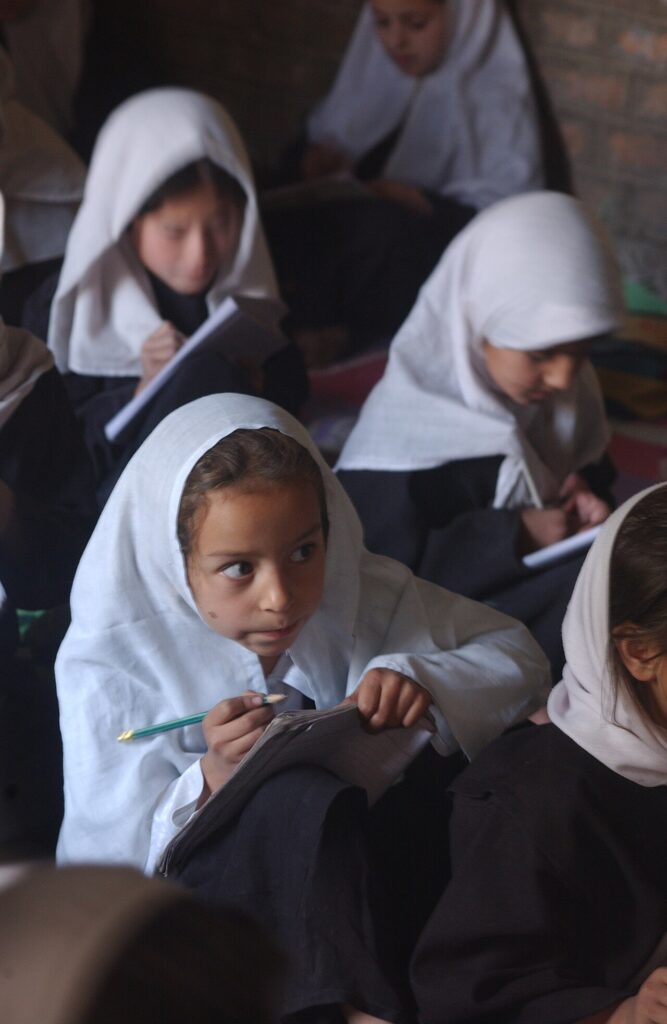 Niñas en un aula de Afganistán