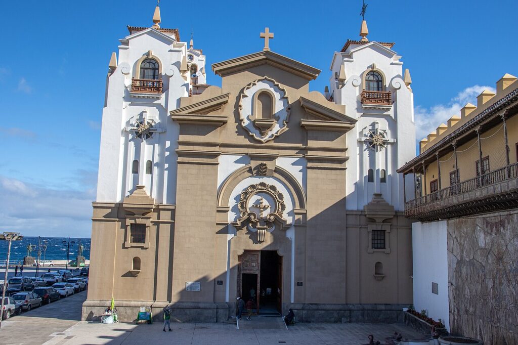 Plaza de la Patrona de Canarias, junto a la Basílica de Candelaria