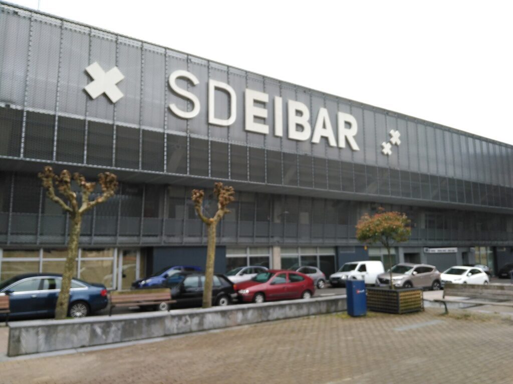 Exterior del estadio de Ipurúa, en Eibar