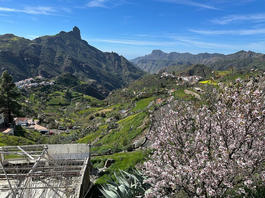 El Roque Bentayga visto desde el pueblo de Tejeda, en Gran Canaria