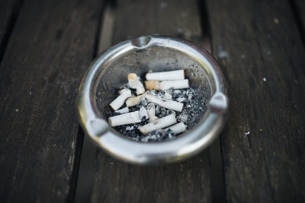 Colillas de cigarrillo en un cenicero