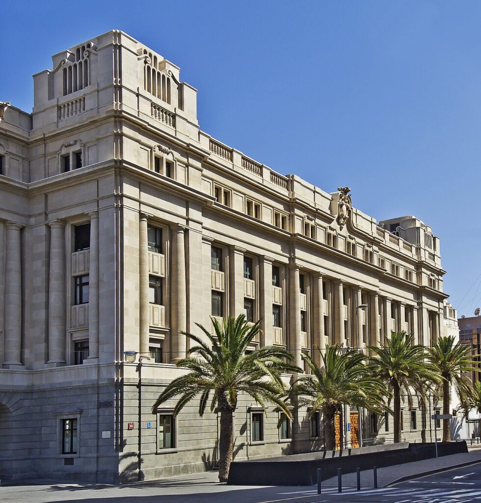 Fachada del edificio del Cabildo de Tenerife, en Santa Cruz de Tenerife