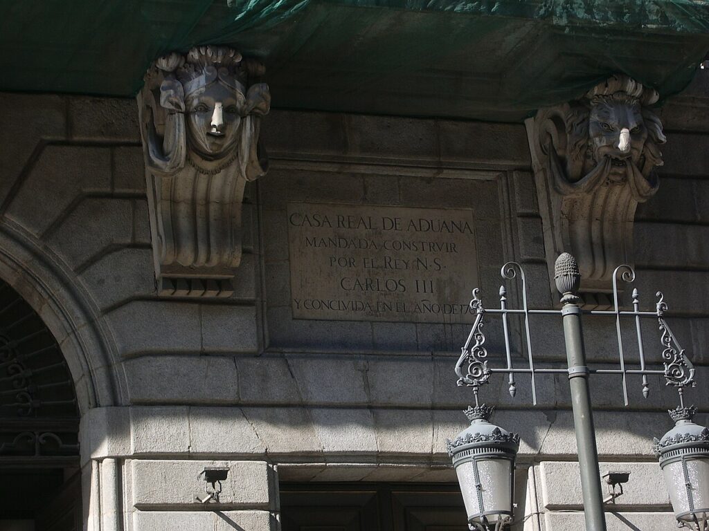 Fachada del Ministerio de Hacienda, antigua Real Casa de la Aduana, en Madrid