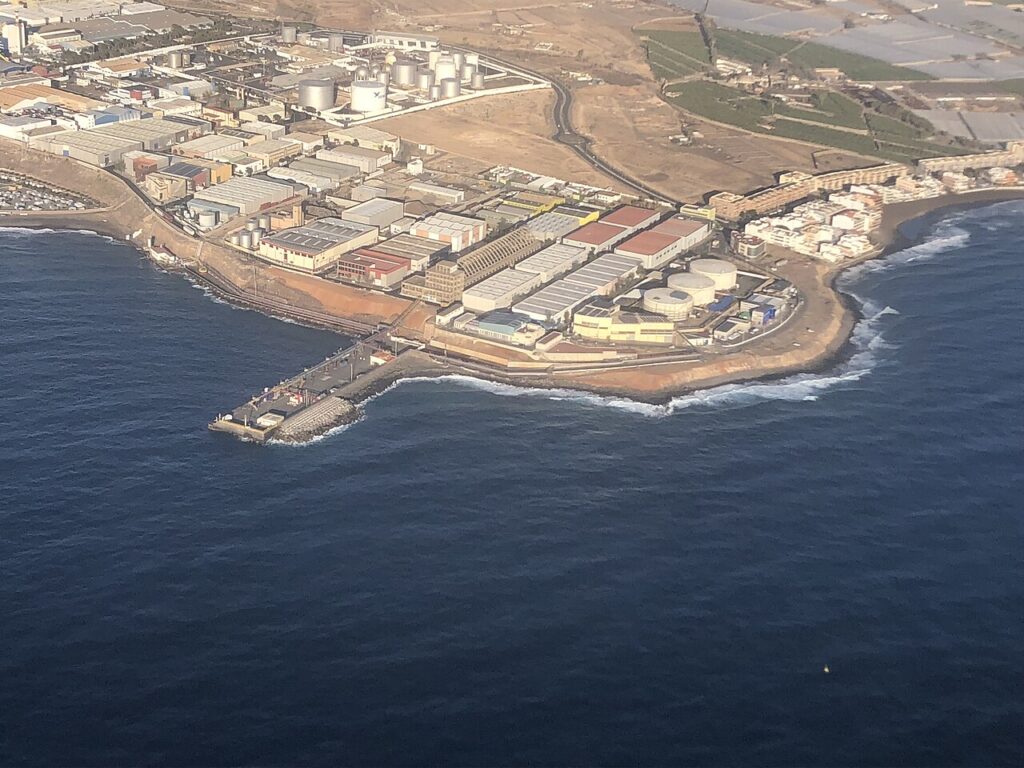 Vista aérea de una planta desaladora en Telde, Gran Canaria
