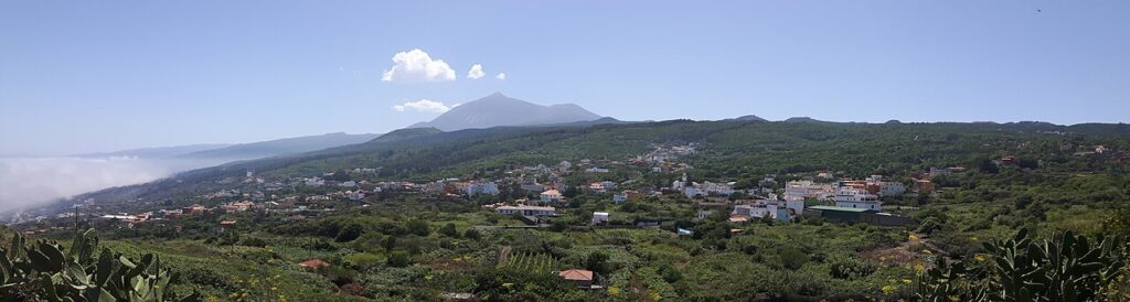 Vista del municipio de El Tanque, con el Teide al fondo