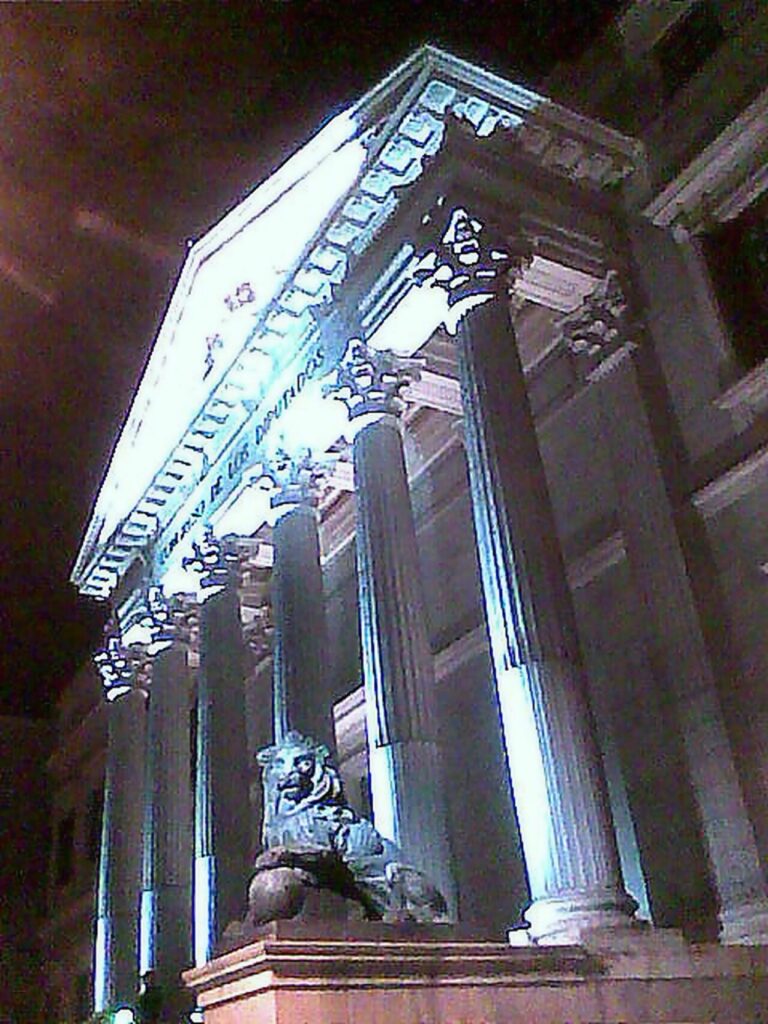 Fachada del Congreso de los Diputados, en Madrid, de noche