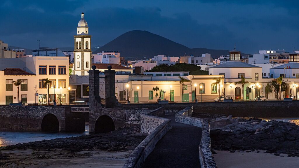 Arrecife, capital de Lanzarote, de noche