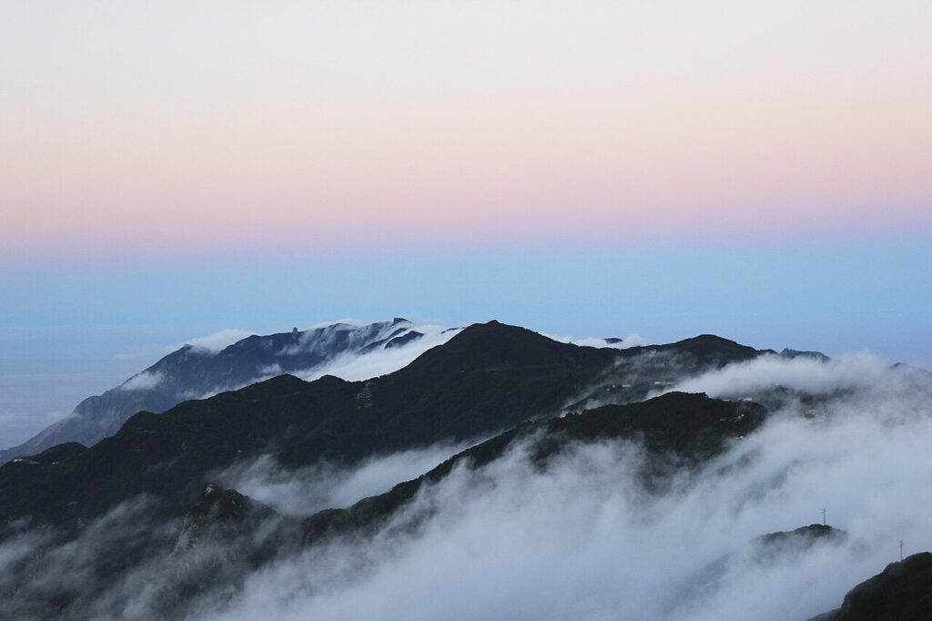 Nubes sobre las montañas de Anaga, en Tenerife